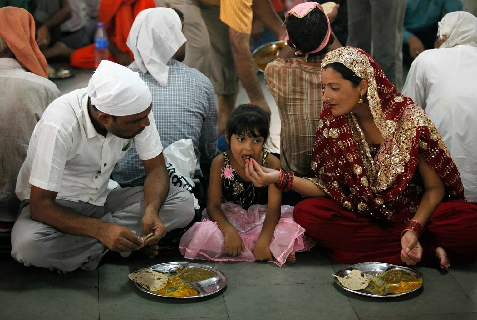 Этикет индии. Индия люди. Прием пищи в Индии. Трапеза в Индии. Индийцы едят руками.