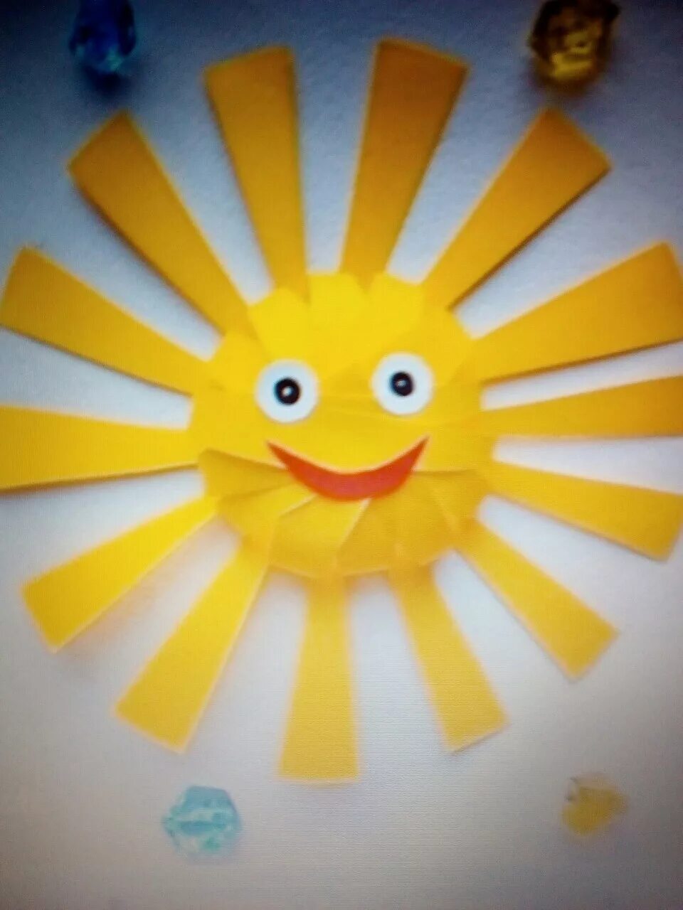 Солнышко из бумаги. Солнышко из бумаги. Солнышко аппликация для детей. Аппликация солнышко в старшей группе. Солнышко аппликация из бумаги.