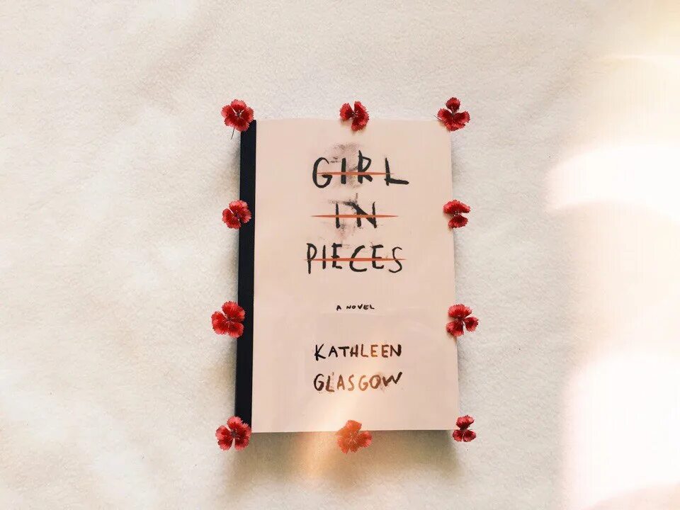 Girl in pieces книга. Грустная женщина. Girl in pieces о чем. Girl in pieces на русском. Piece of me.