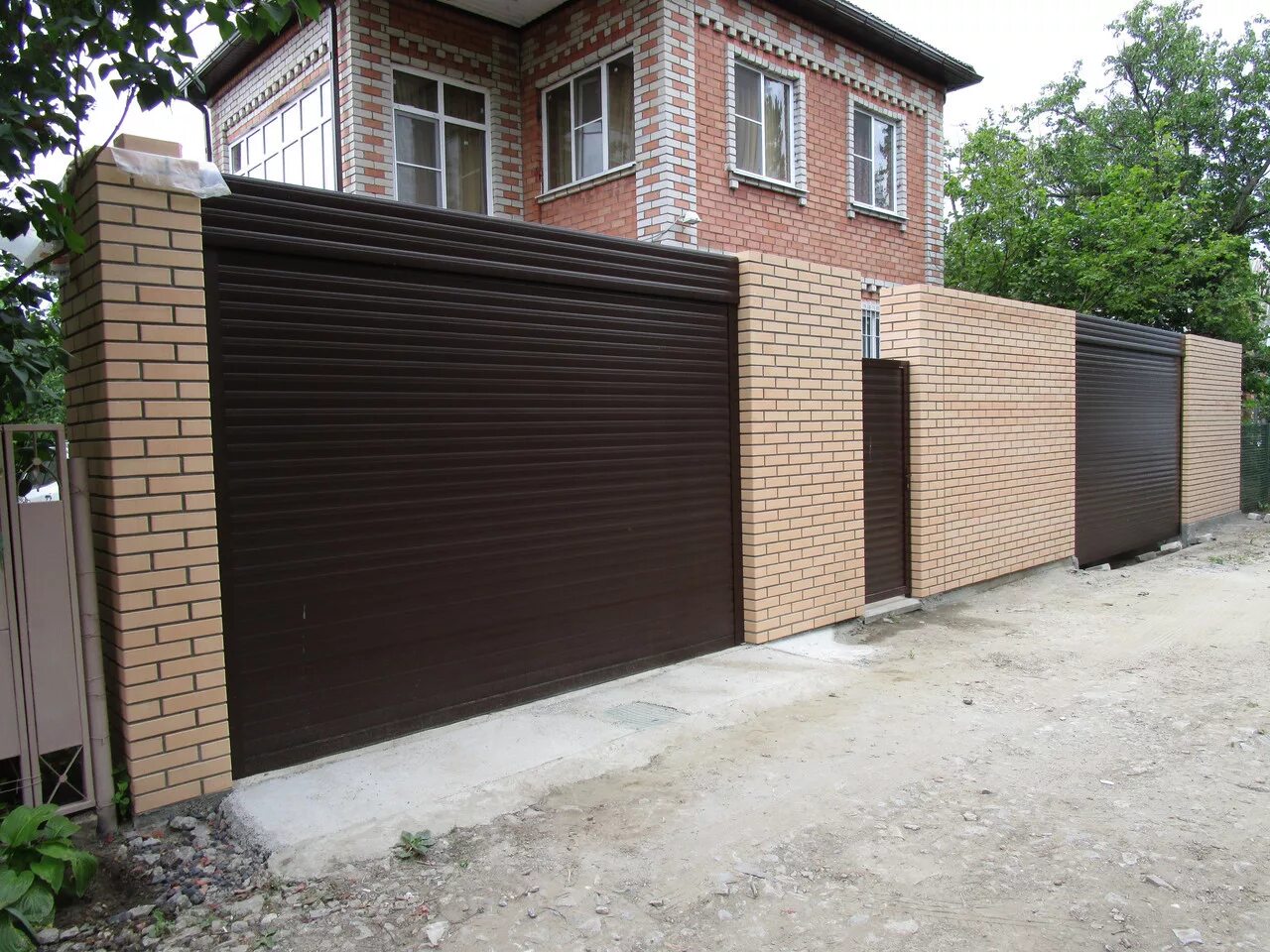 уличные рулонные ворота алютех. забор с роллетными воротами. рулонные ворота 4400*2600. рольставни ворота 3000*2200. роллетные ворота alutech.