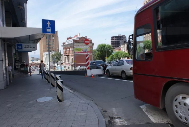 Почему в японии левостороннее. Левостороннее движение во Владивостоке. Владивосток правостороннее движение. Улица с левосторонним движением во Владивостоке. Движение во Владивостоке правостороннее или левостороннее.