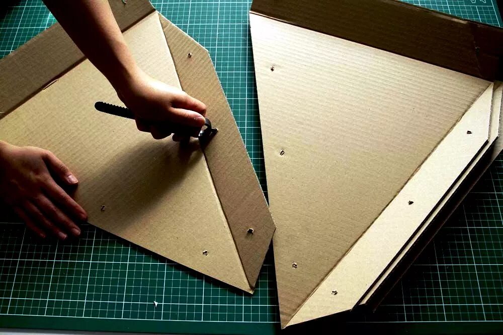 Конус из бумаги. Конусная елка из картона. Как из коробки сделать конус. Конусная елка из картонных коробок. Как сделать конус для елочки из картона.