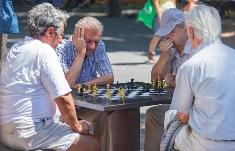 Шахматы во дворе. Старики играющие в шахматы. Дедушки играют в шахматы. Шахматы на улице старики. Мужчины играют в шахматы