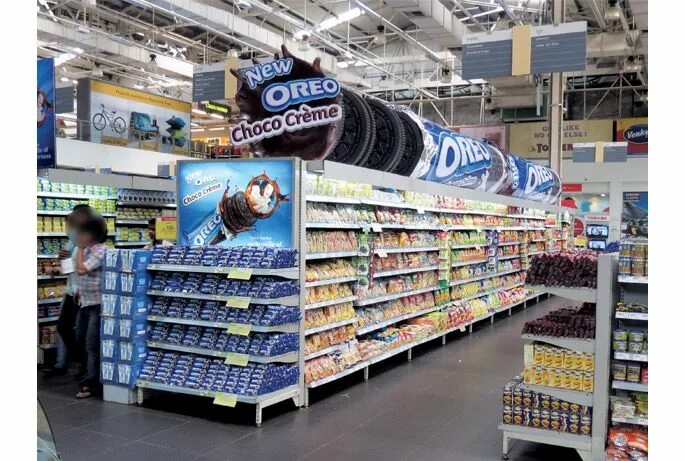 Супер гипермаркет. Овощной прилавок. Полки супермаркета с продуктами. Супермаркет. Магазин внутри.