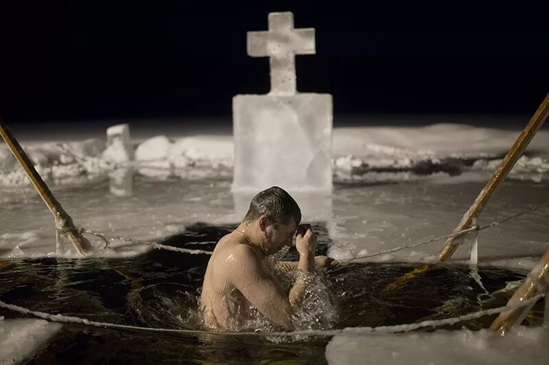 мыться накануне крещения. мыться накануне крещения. окунание в прорубь на крещение. мыться накануне крещения. мыться накануне крещения.