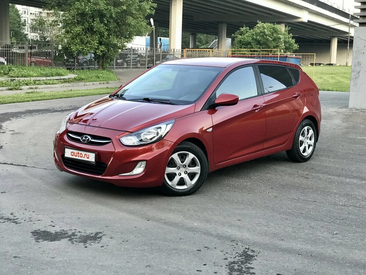 Купить б/у Hyundai Solaris I 1.6 AT (123 л.с.) бензин автомат в Москве: пурпурны