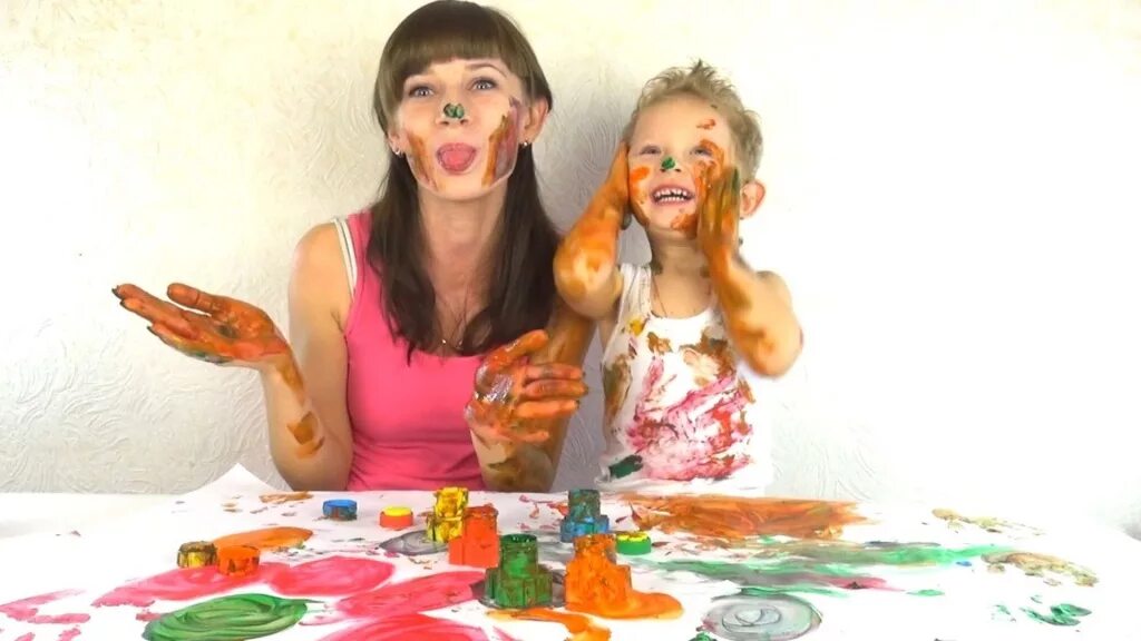 Мама превратилась в ребенка. Краски для детей. Творческая мать с детьми. Детские шалости рисование. Рисуем красками с детьми.