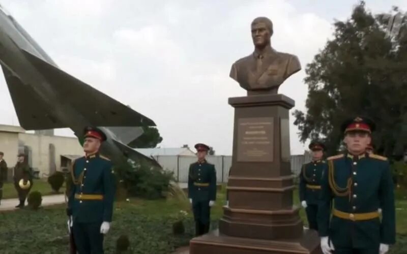 Памятник погибшему в сирии. Хмеймим авиабаза. памятник роману филиппову. памятник пилоту погибшему в сирии.