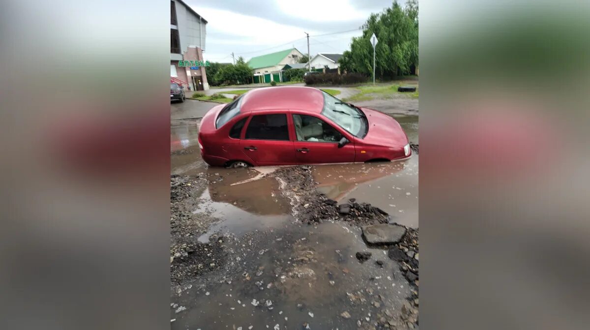 Подслушано в павловске воронежской нетипичный. Лужа. Лужа на дороге. Машина въезжает в лужу.