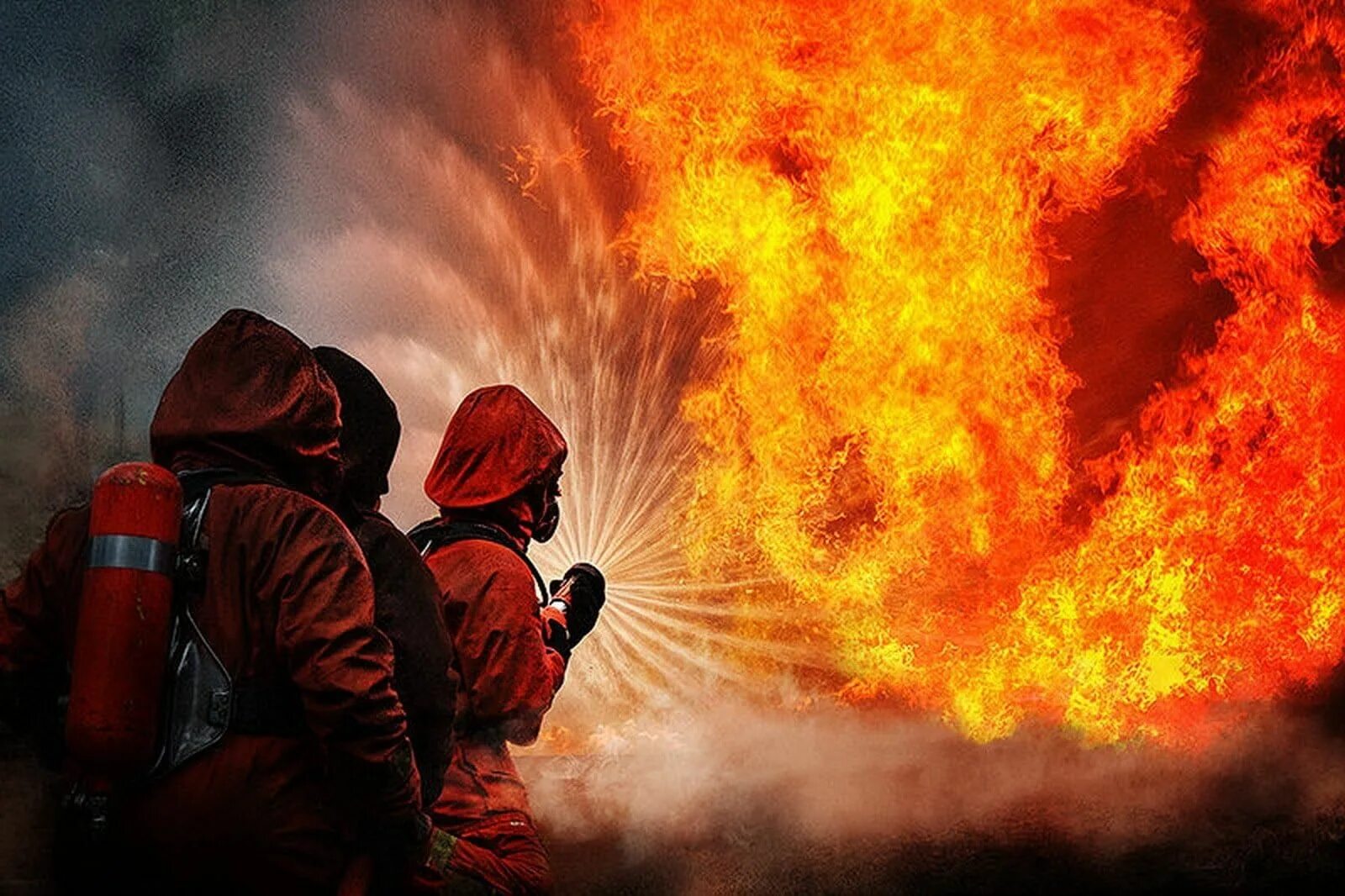 Тушение пожара. Пожарный. Фотографии пожарных. Пожар картинки.