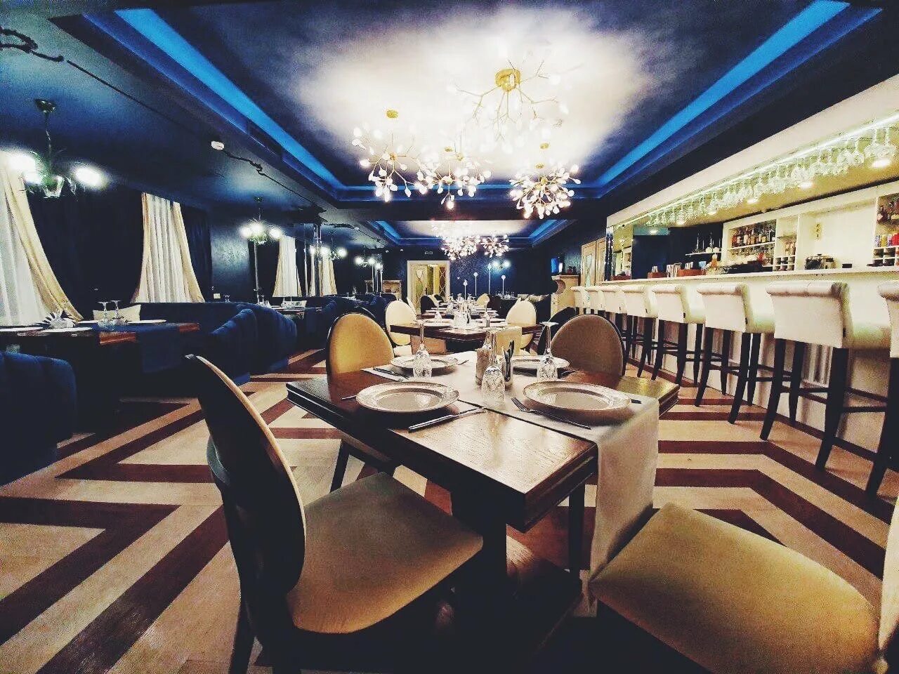 Карла маркса электросталь улица. Кофейня амстердам электросталь. Кафе капра электросталь. Кафе бары электросталь. Банкетный зал зеркала абакан.