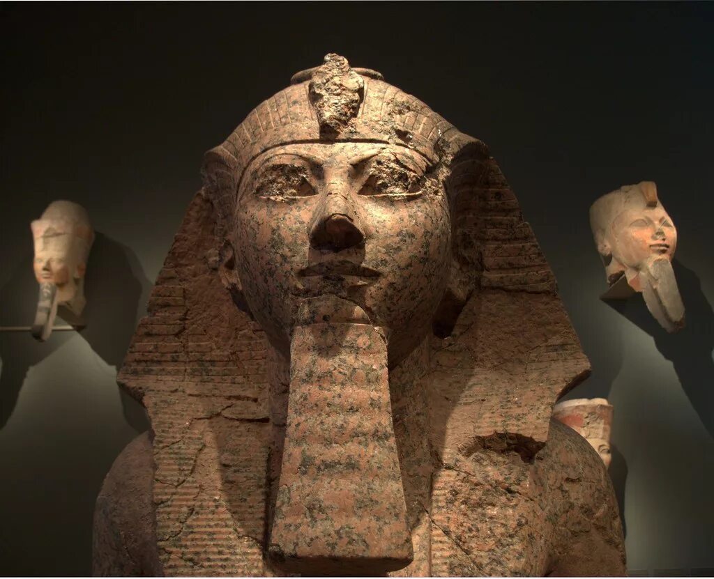 Фараон с бородой. Древний Египет Хатшепсут. Статуя Хатшепсут. Египет Хатшепсут Мумия. Хатшепсут женщина-фараон.