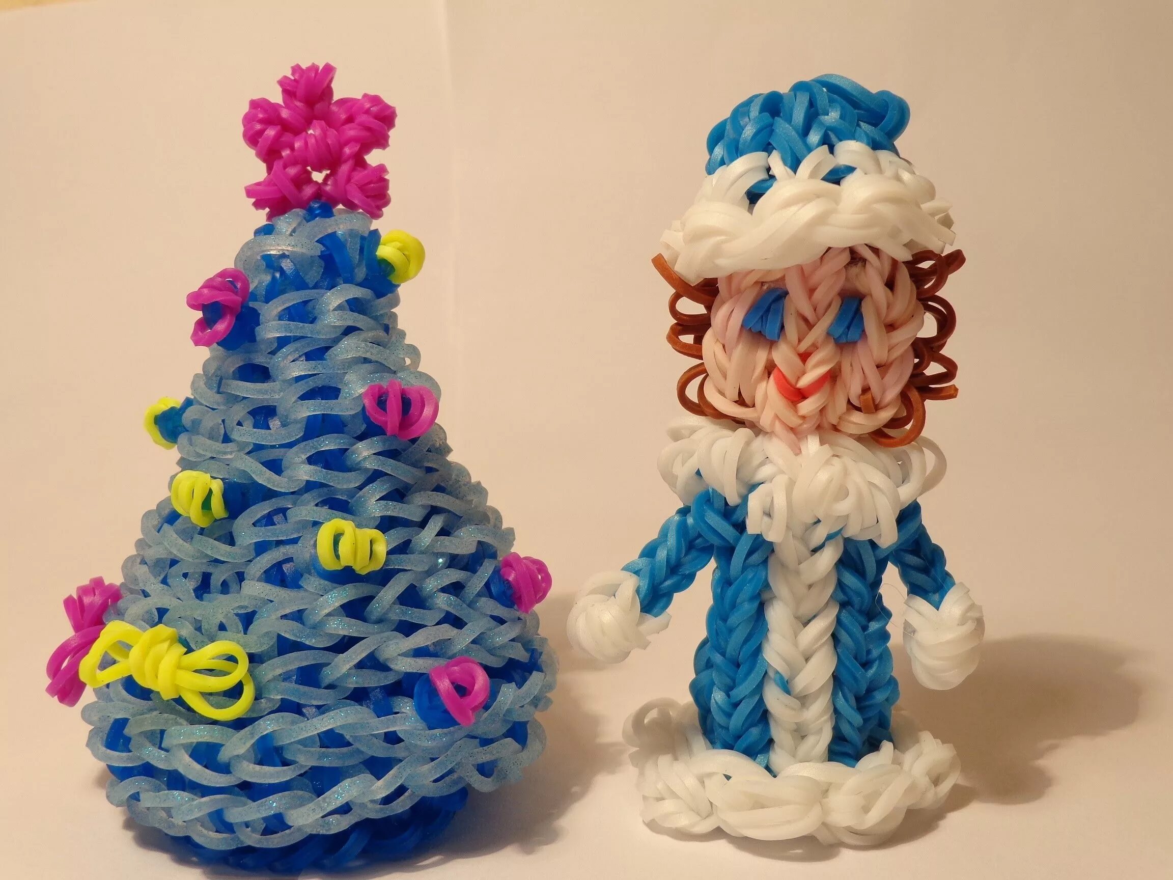 объемная елка из резинок. как сделать из резинок елку. как сделать из резинок елку. новогодние игрушки из резиночек. плетение из резинок елка.