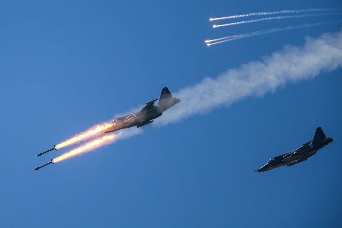 Су-25 Штурмовик стрельба. Су 25 пуск. Су-25 с ракетами воздух-воздух. Су-25 ВКС РФ.