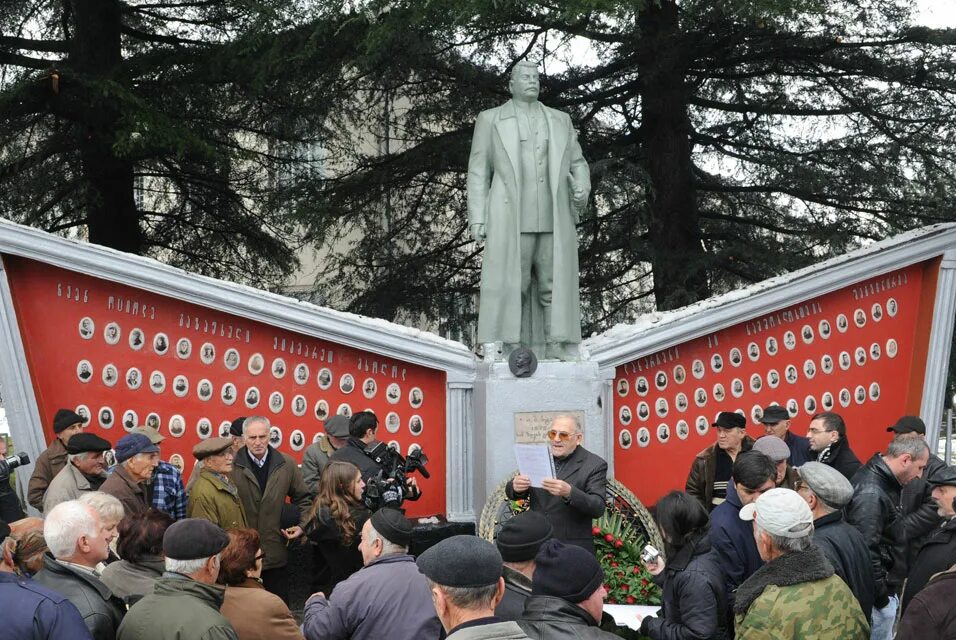 Памятник сталину в грузии. Памятники сталина в грузии. грузия село земо алвани. памятник сталину в городе гори.