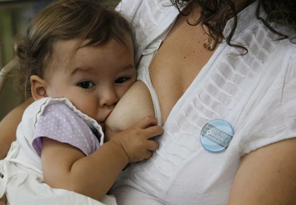 Грудное вскармливание больших детей. Где трогают детей. Где трогают детей. При детях. Смешные дети мальчик и девочка.