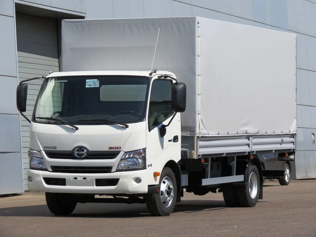 Купить японский грузовик до 3 тонн. Hino 300 XZU. Хино 300 бортовая. Хино 300 тент. Hino 300 2021.