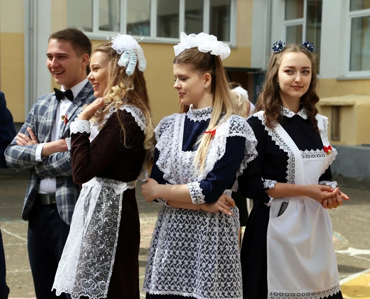 Выпускница школы. Фотосессия последний звонок. Последний звонок 2021. Последний звонок выпускники. 1 звонок 2023