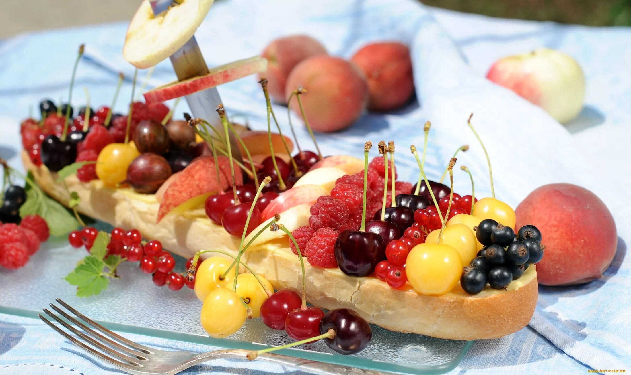 Какие фрукты являются ягодами. Фруктовая тарелка. Фруктово Ягодная тарелка. Фруктовая тарелка с ягодами. Летние фрукты.