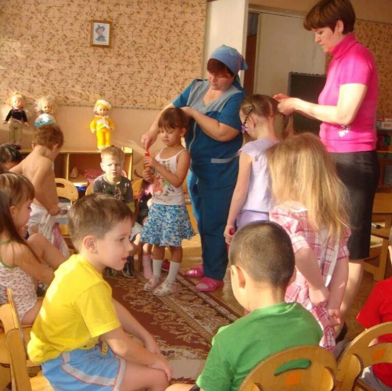 Обед младшего воспитателя. Няня в детском саду. воспитатель в садике. младший воспитатель в детский сад. помощник воспитателя.