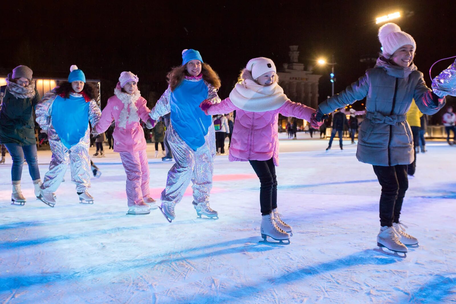 Развлечения зимой детям. Зимние развлечения. Катание на коньках. Дети на катке. Катание на коньках дети.
