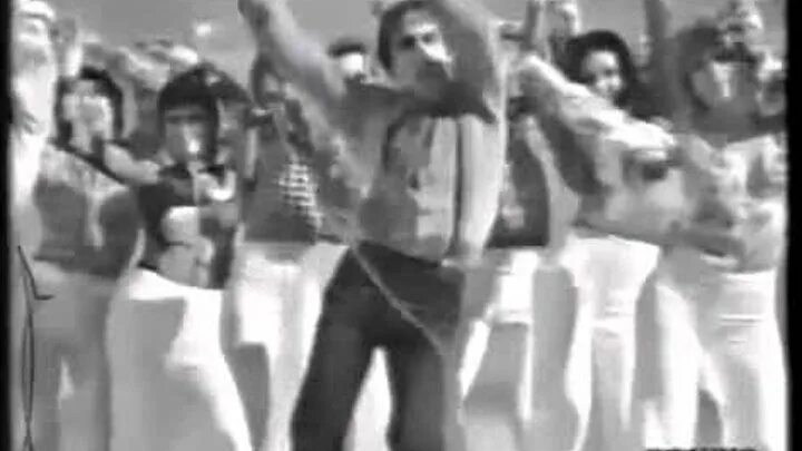 Адриано Челентано танцует. Челентано виноград. Челентано в танце фото. Челентано танцует