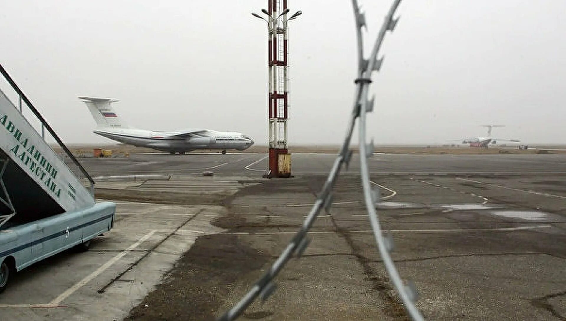 Аэропорт Махачкала ВПП. Взлетная полоса Махачкала. Аэропорт Махачкала Взлетная полоса. Посадка самолёта в Дагестане.