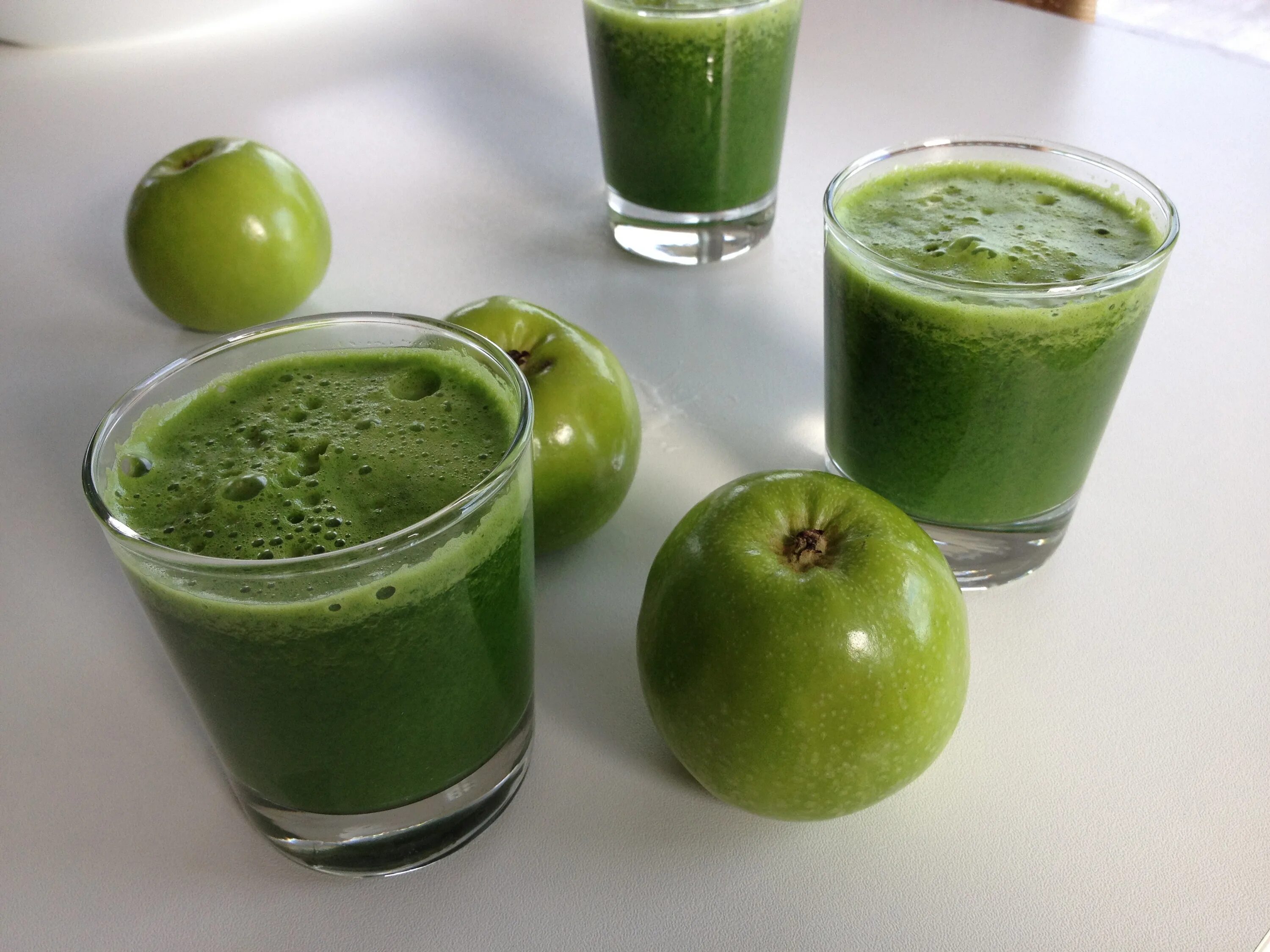 Смузи с огурцом и яблоком. Зелёный смузи детокс. Напитки смузи Smoothie Green. Смузи сельдерей огурец шпинат. Сельдереевый смузи.