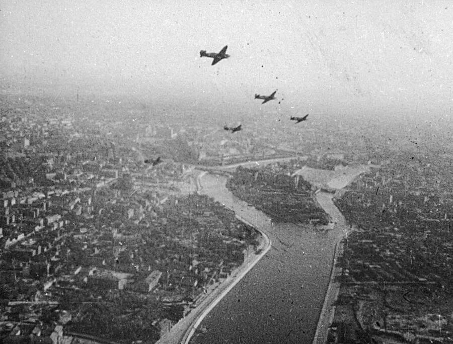 Первый налет на москву. Налет немецкой авиации на Москву 22 июля 1941 года. Налеты немецкой авиации на Москву в 1941 году. 1941 — Первый авианалет германских Люфтваффе на Москву. Бомбардировки Москвы в 1941 году.