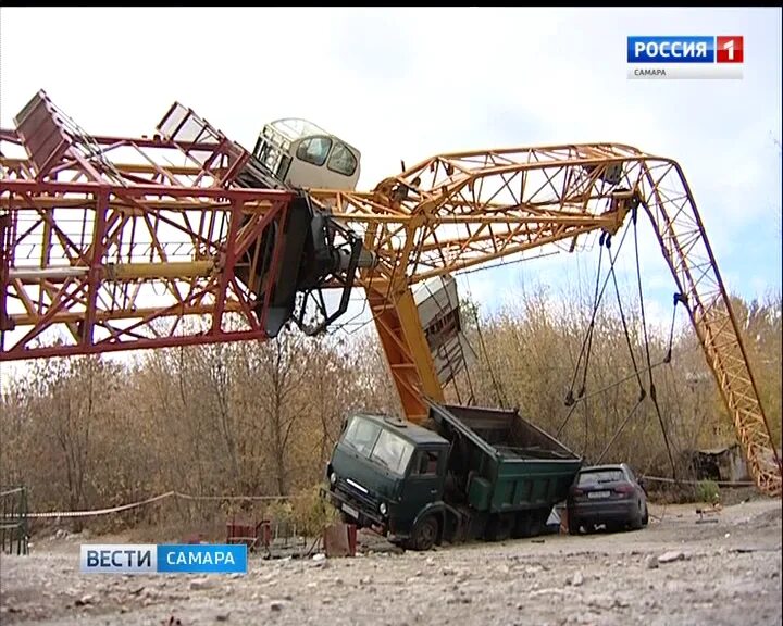Как поднимаются на башенный кран. Крановщик башенного крана. крановщица башенного крана. башенный кран внутри. машинист крана крановщик.