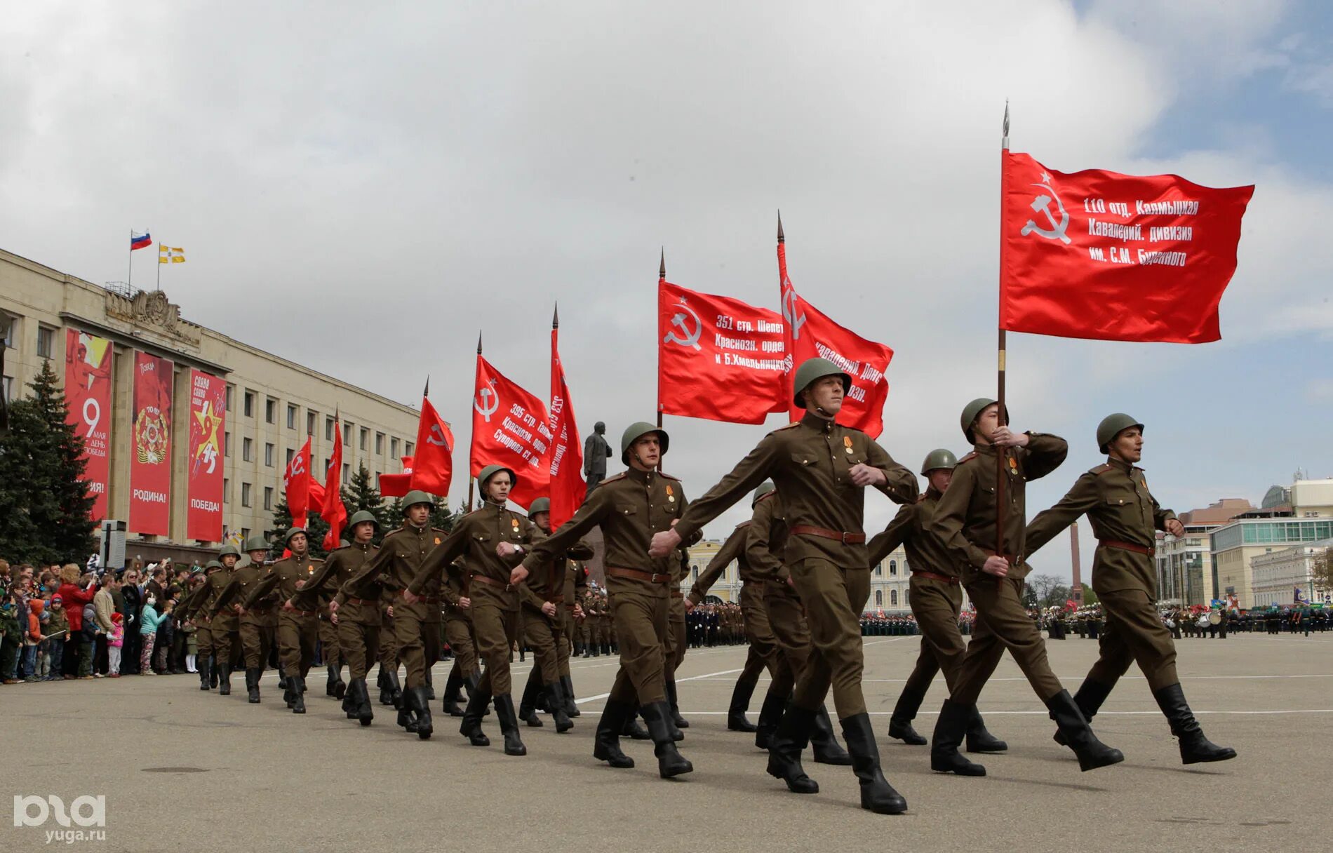 Красный выносить. Красное Знамя на параде Победы. Знамя Победы на параде. Солдат со знаменем на параде. Парад с красным знамене.