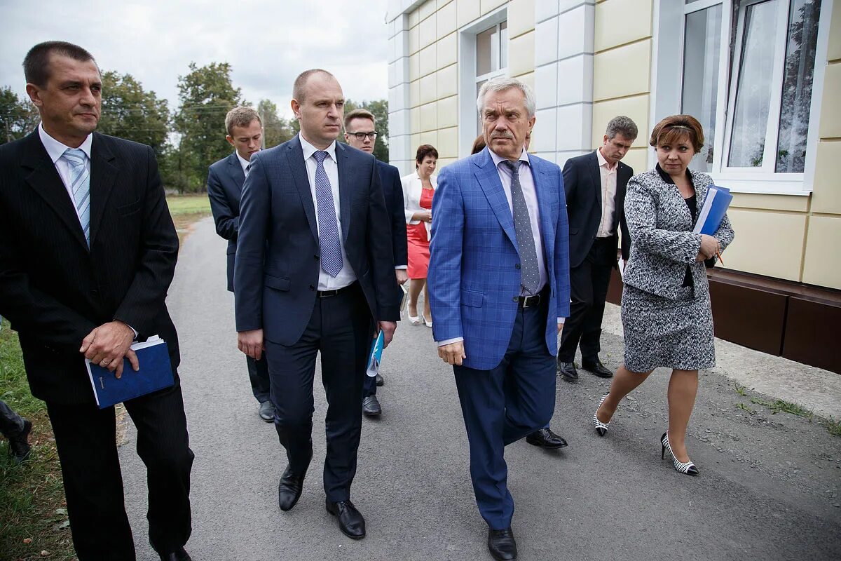 С рабочим визитом посетил. С рабочим визитом посетил