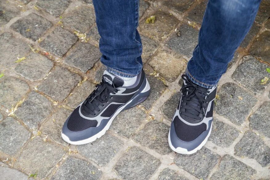 Лининг кроссовки. Удобны ли кроссовки. Nike air krasofkalar. Кроссовки с датчиком. Мизуно скайрайз 3.