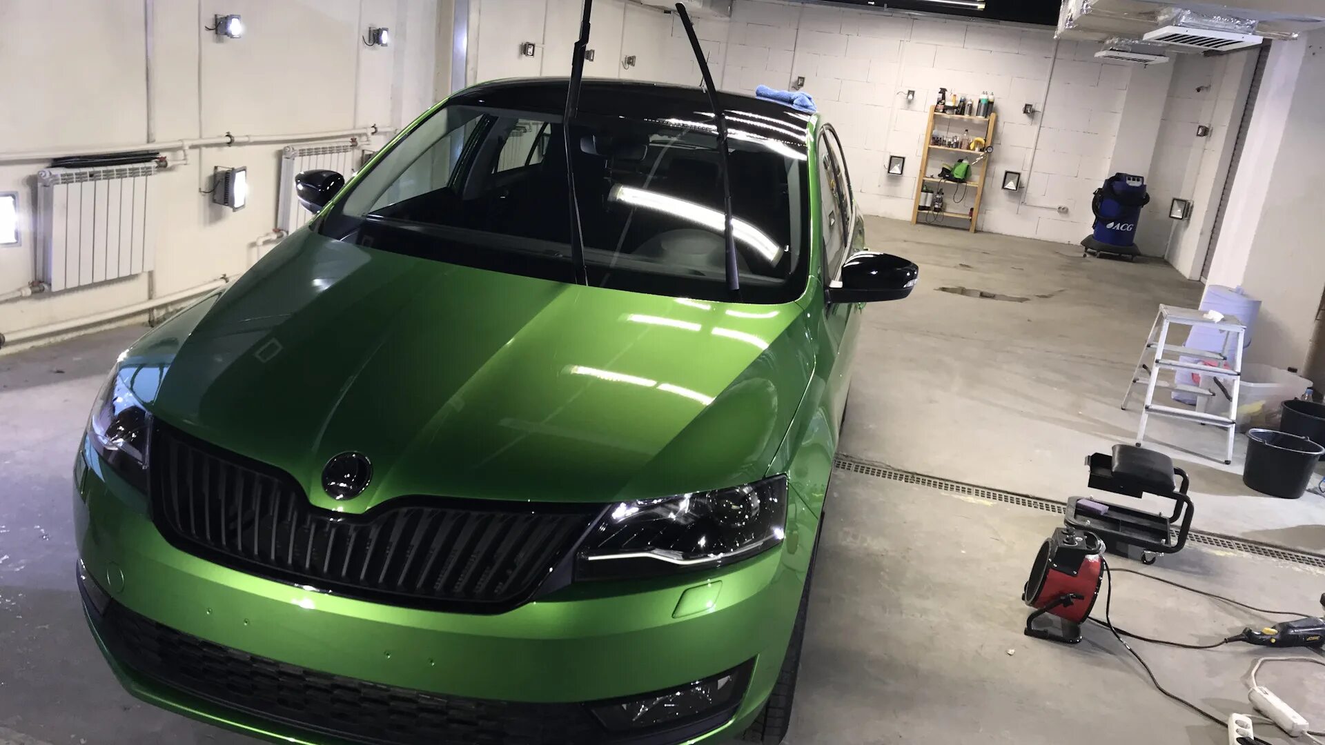 Шкода рапид 2019 масло. Skoda Rapid Green Tuning. Шкода Рапид зеленая. Skoda Rapid зеленая. Skoda Rapid Green RS.