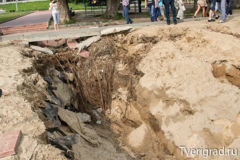 провал грунта в москва сити. подземелья московского кремля. в москве земля уходит. провал грунта в москва сити. москва сити обвал грунта.