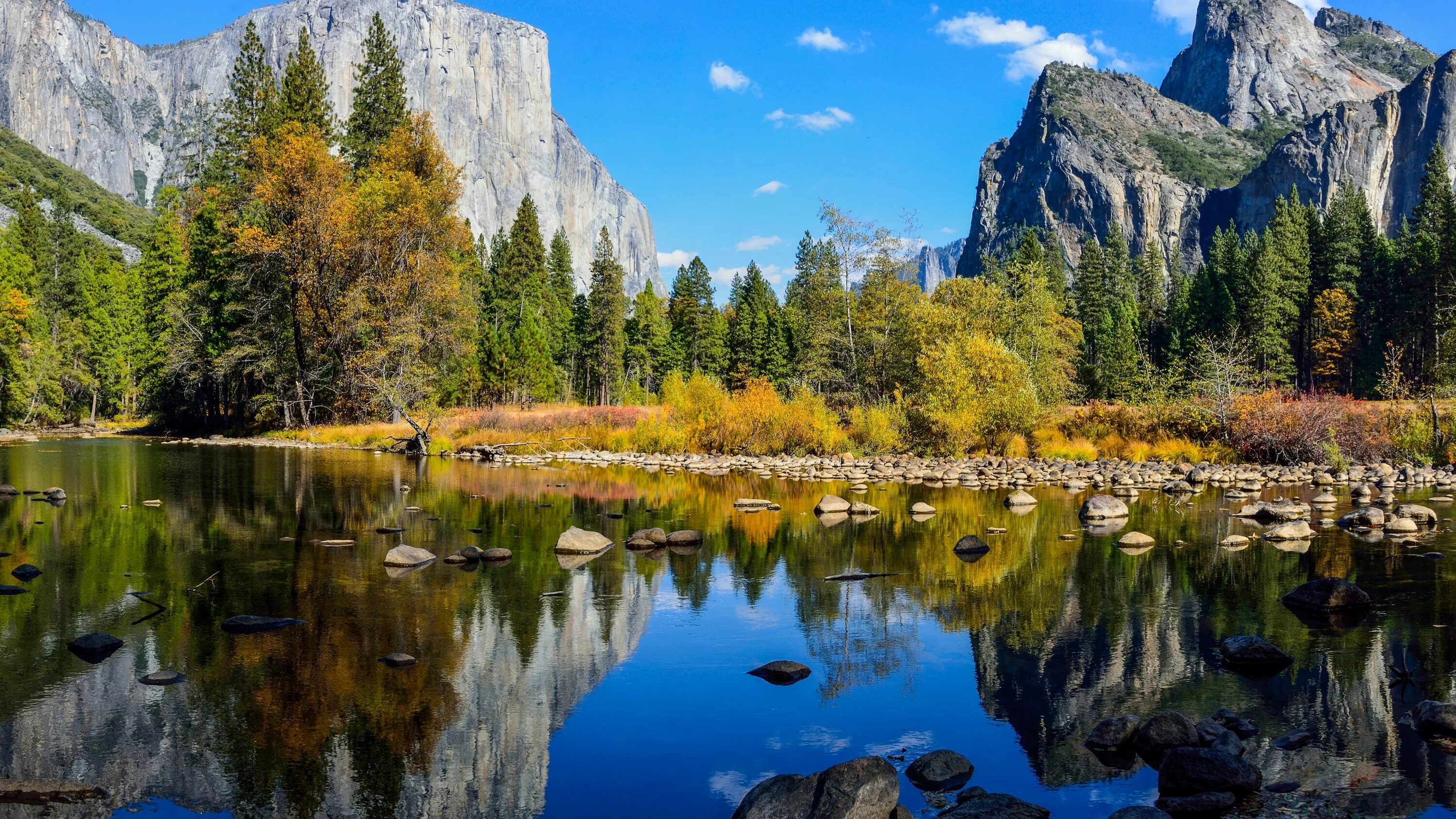 Йосемити национальный парк. Горы озеро Yosemite National Park. Йосемити национальный парк прозрачное озеро. Национальный парк Сьерра Невада.