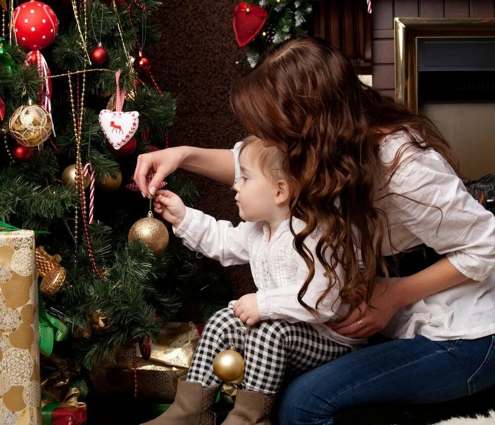 Дети наряжают елку. Елочка мама. Елочка мама. Новый год семья. Елочка мама.
