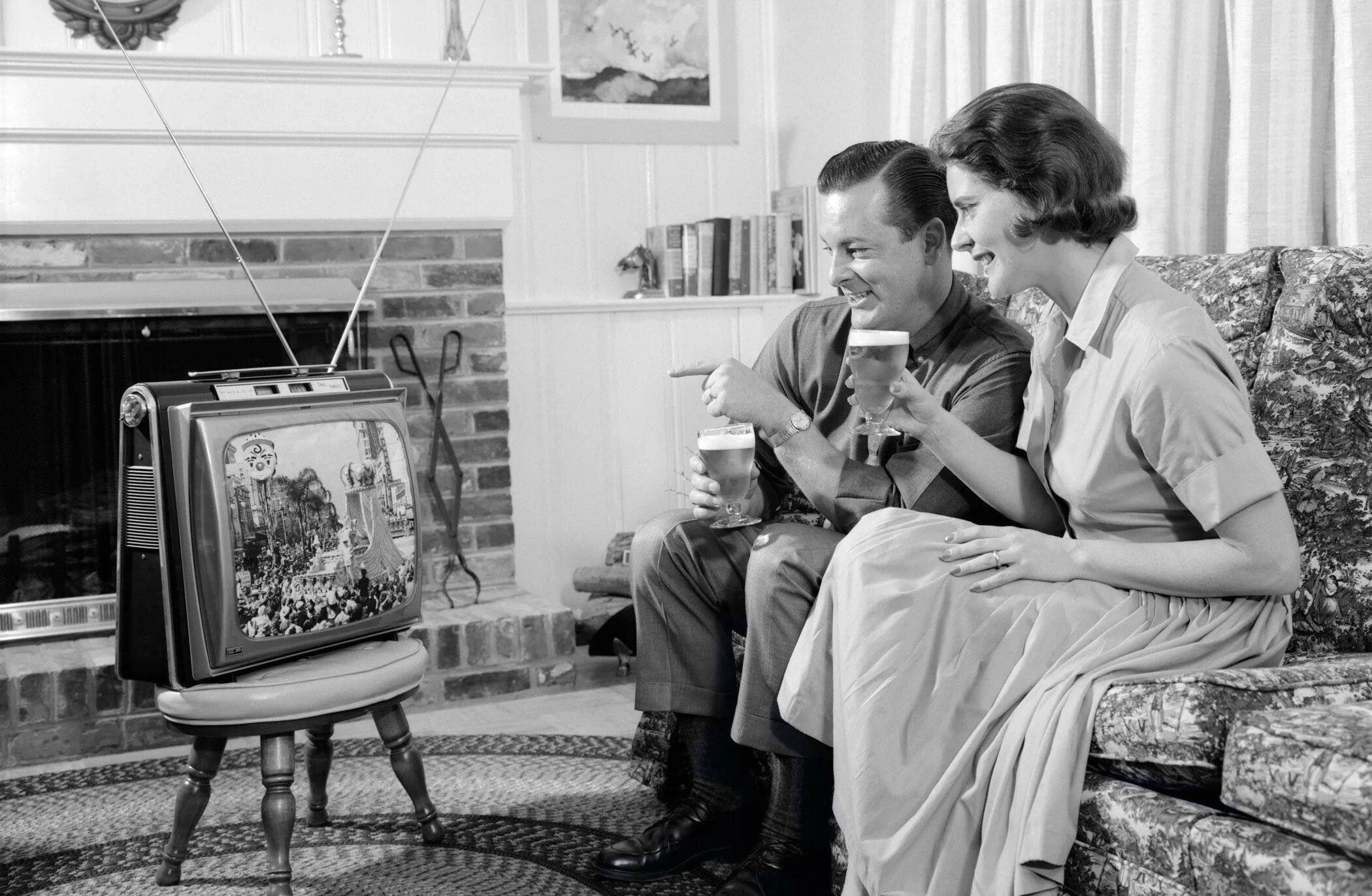 Ретро телевизор. Телевизор 1950-х годов. Старинный телевизор. Телевизор 1960. Телевизор 20 минут