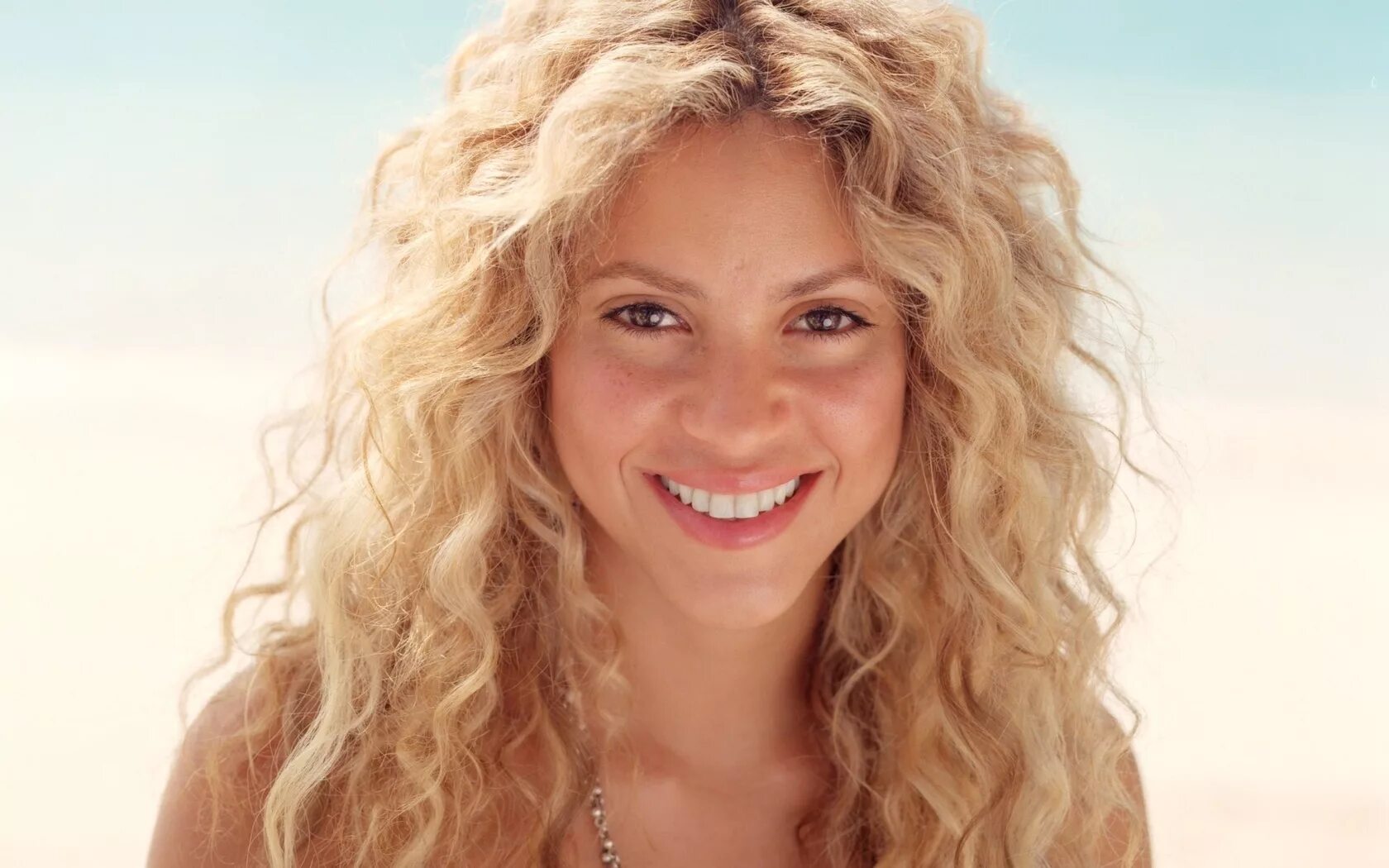 Shakira кудрявая. Блондинка с кудрявыми волосами