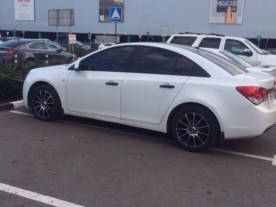 Шевроле круз хэтчбек r17. Диски на шевроле круз 17 радиус хэтчбек. Круз на 17 дисках. Диски на chevrolet cruze r16 skad. Chevrolet cruze r17.