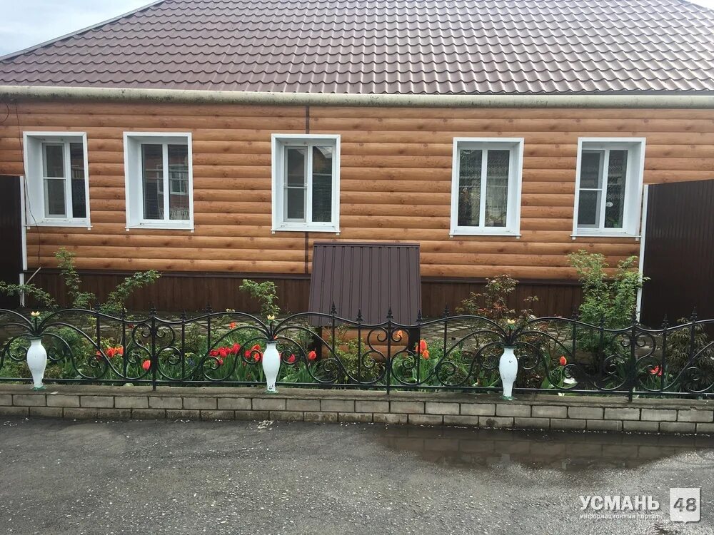 Колхозный дом на двух хозяев. Частный дом на двух хозяев. Тверь коттедж на двоих хозяев. Дом из кирпича дуплекс. Дом в усмани липецкая область.