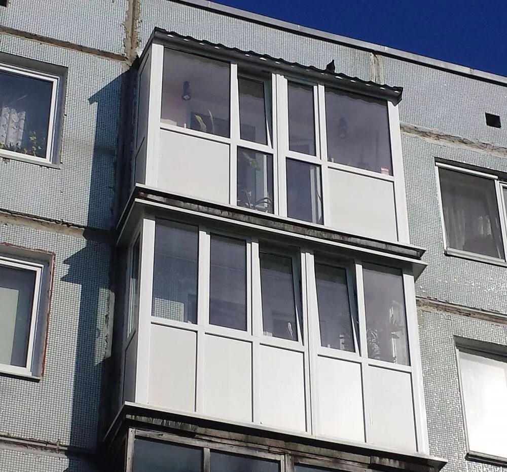 I-515/9ш остекление балкона. французское остекление балкона. балкон брежневка. рама пластик на балкон. балкон в панельном доме.