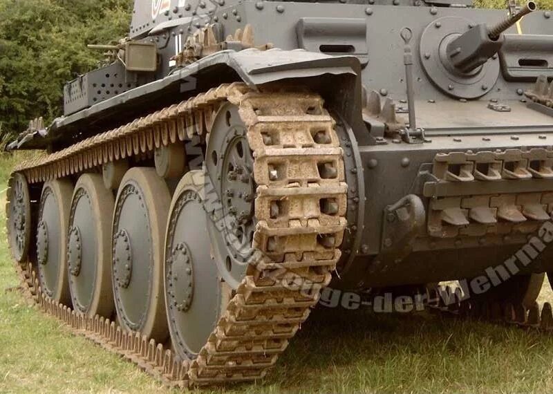 Гусеницы для танка королевский тигр. Траки от stug iii. Траки танка т 2. Траки танка пантера. Музей зинсхайм танк пантера.