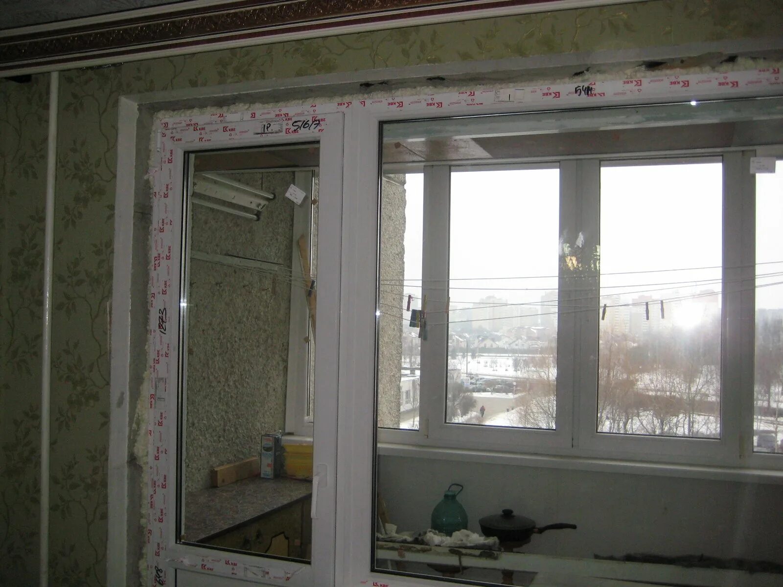 Окно в новостройке. Окна без откосов. Некачественные пластиковые окна. Арочные откосы. Окно меньше проема.