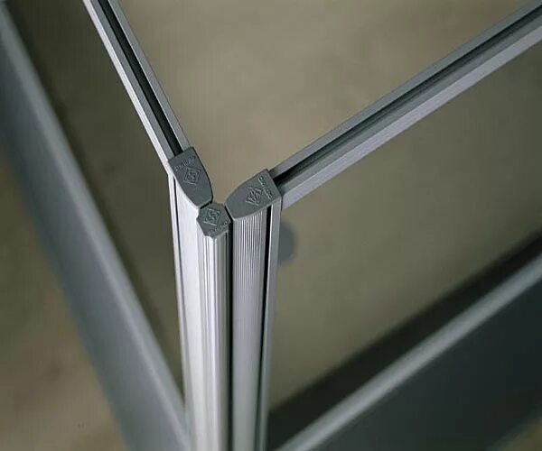 115 алютех перегородки. Алюминиевый профиль для офисных перегородок wc tpc. Угловой профиль для стекла. Цельностеклянные перегородки. Профиль для перегородок из стекла.