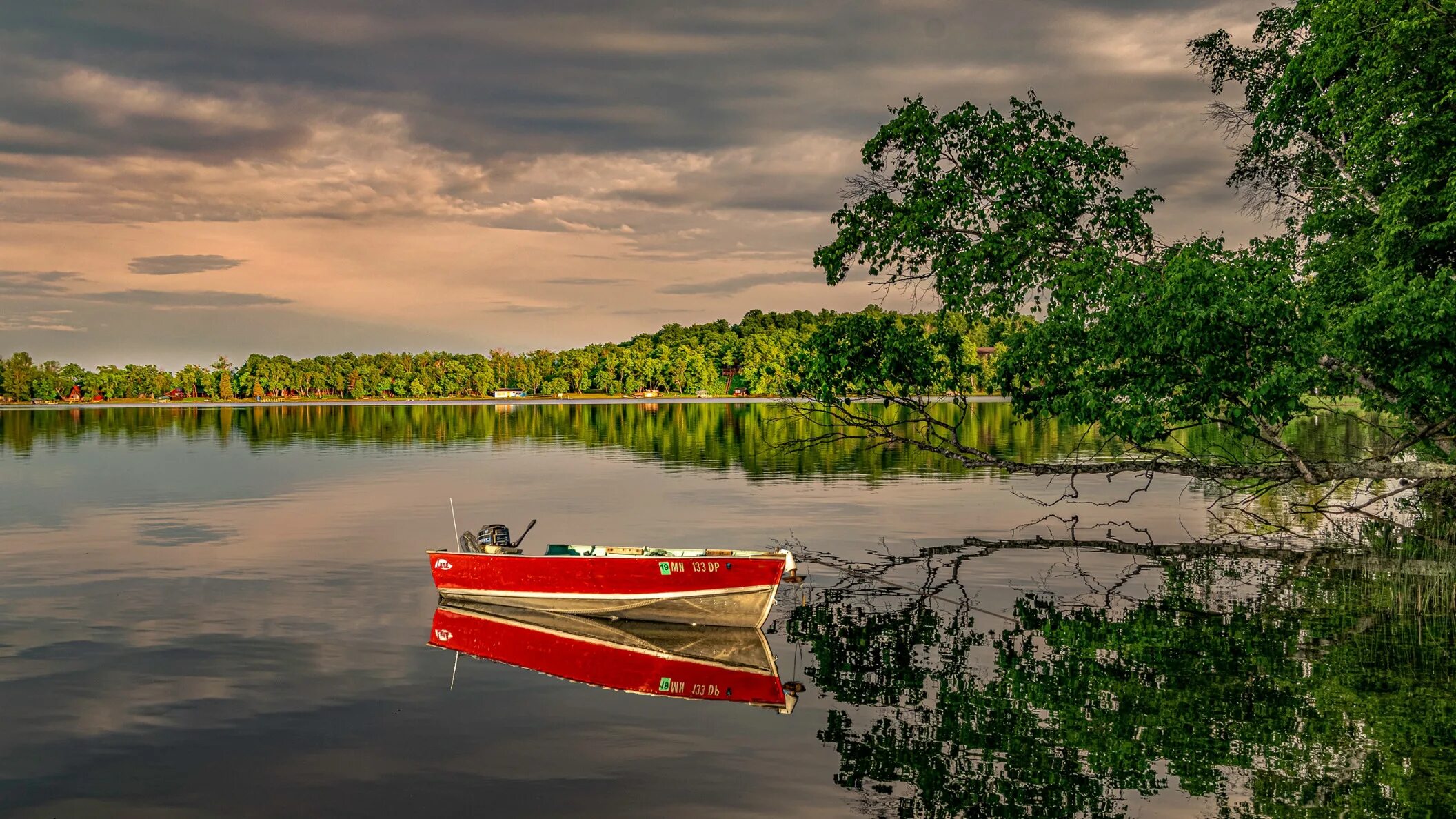 Речные лодки "River Boats". Речной пейзаж. Природа лодка. Лодка на озере. Березовая лодка