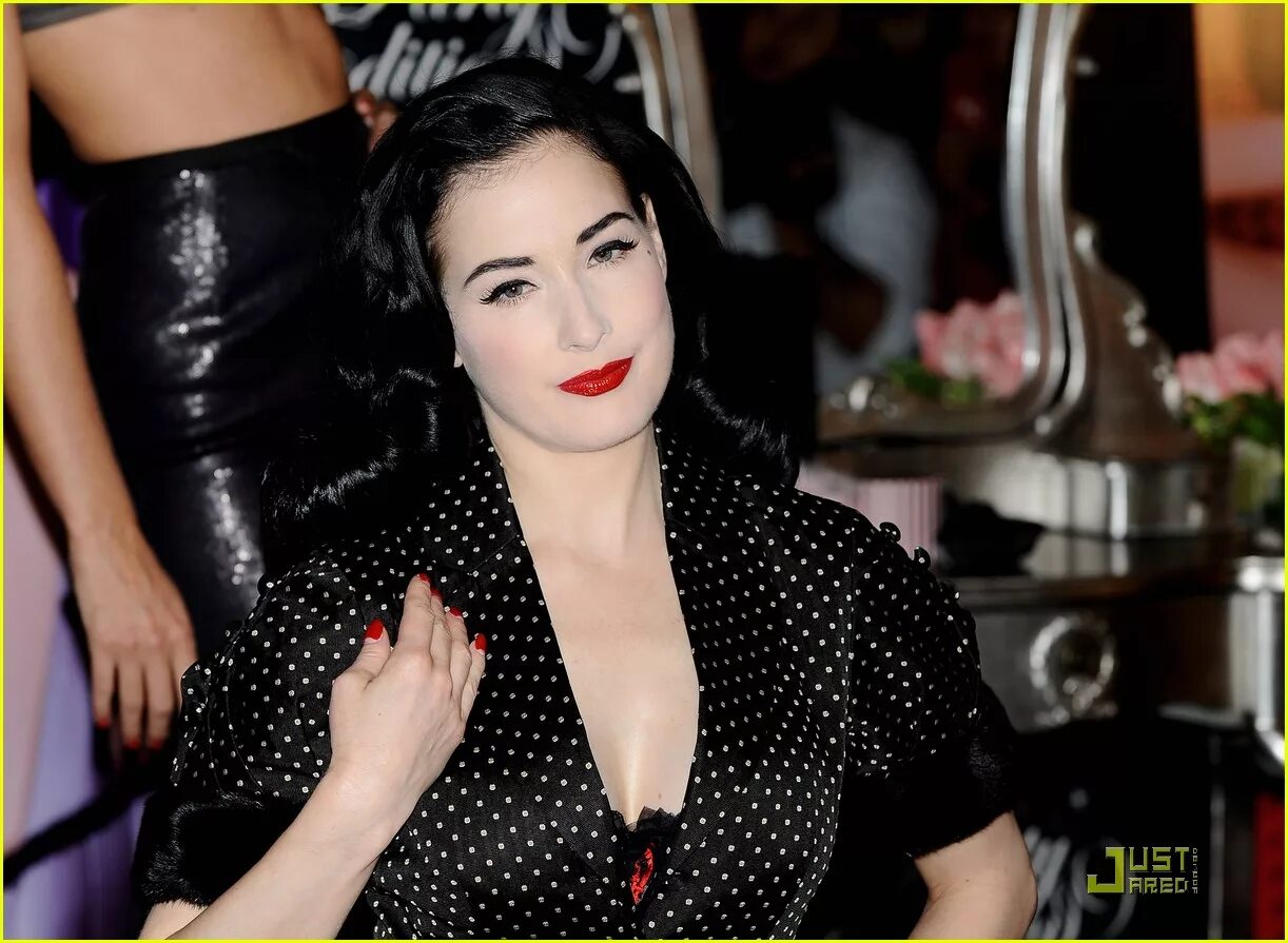 Откровеннее платье диты фон тиз. Большие тизам. Большие тизам. Dita von tees. Большие тизам.