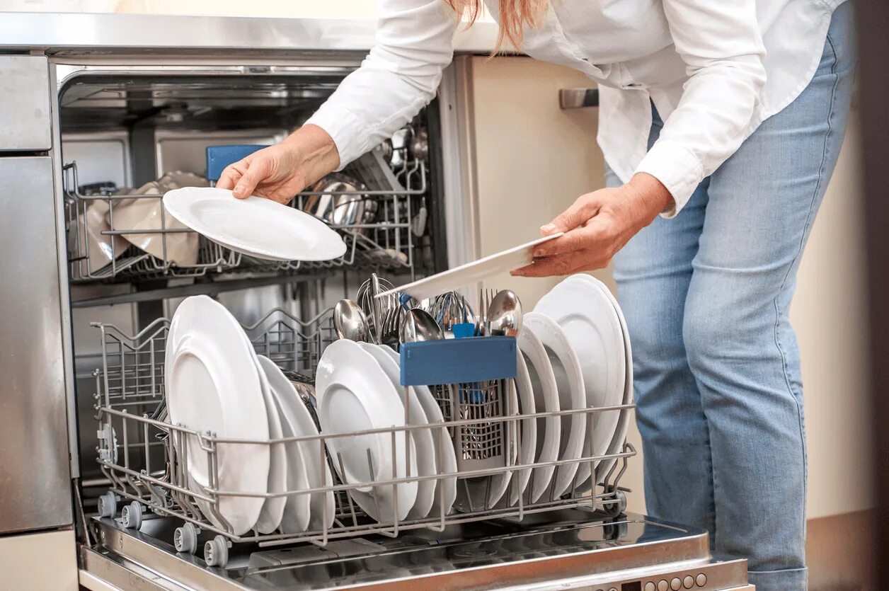 Почему посудомоечная машина стала. Для посудомоечных машин. Посуда моющая машина. Посуда в посудомоечной машине. Ручная посудомойка.