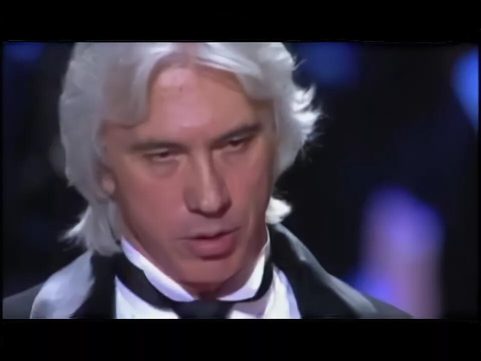 Стрижки дмитрия хворостовского. Хворостовский и нетребко на красной. Хворостовский фиолетовый. Хворостовский нетребко подмосковные вечера. Концерт хворостовского и крутого в кремле.