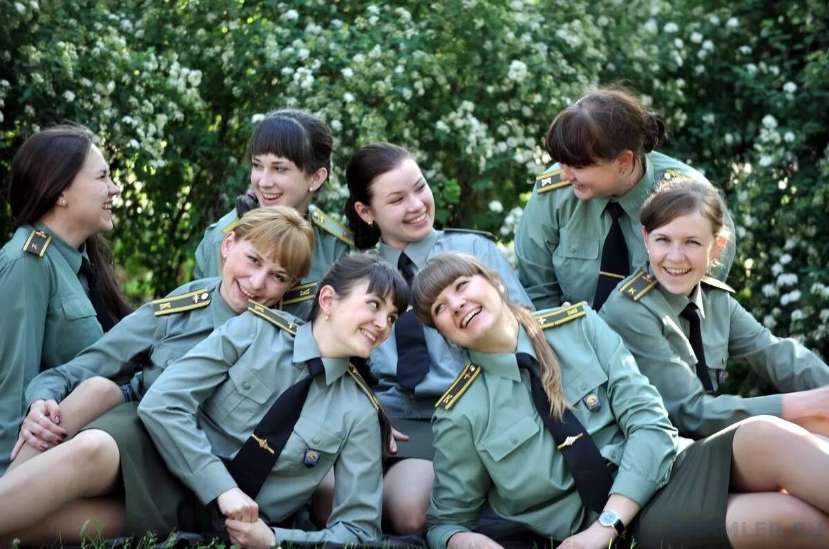 Женщины в армии. Девушки в Российской армии. Женщины военные в России. Русские женщины военнослужащие.